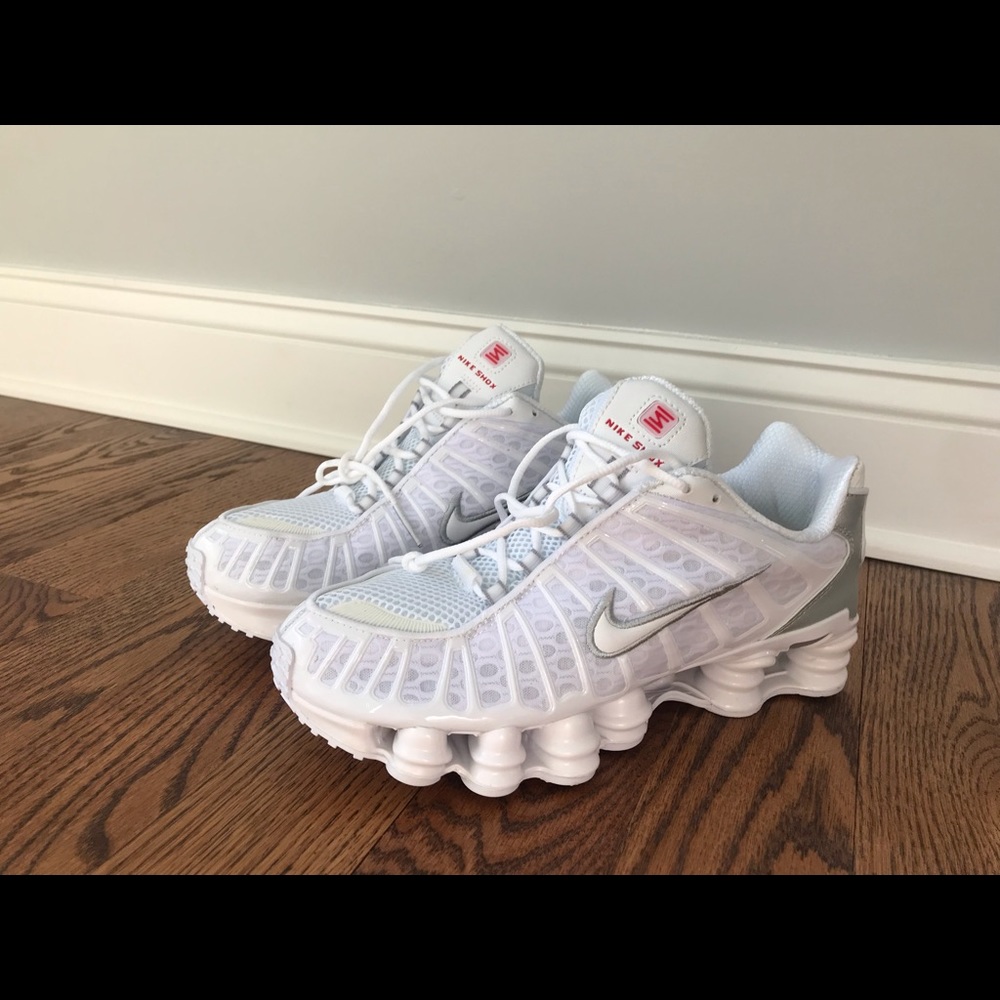 Nike SHOX R4. Men’s size 8.5. Runs a little big.